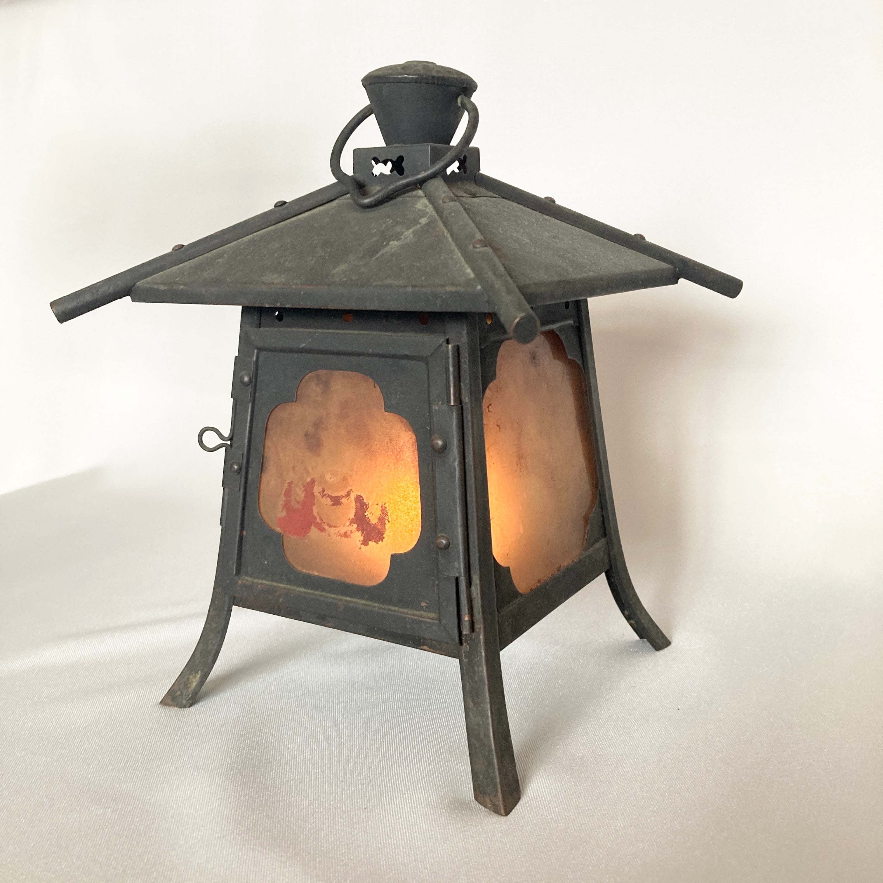 Black lantern[金網吊り灯籠] | With a red painting on it | No.D004